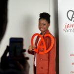 Ambassadrice d'Alsace posant avec un A-coeur