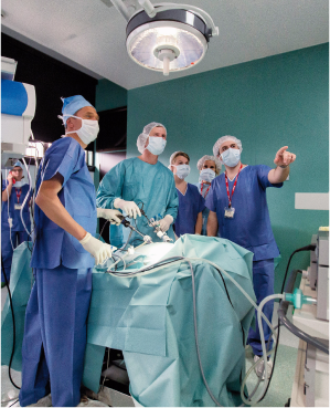 médecins en train d'opérer un patient