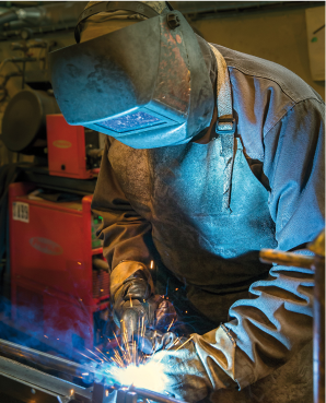 soudeur industriel en plein travail