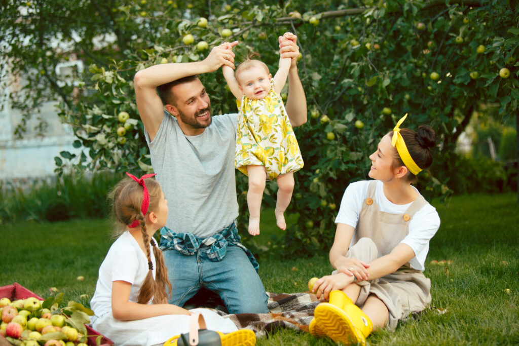 Jeunes parents dans la nature avec leurs enfants