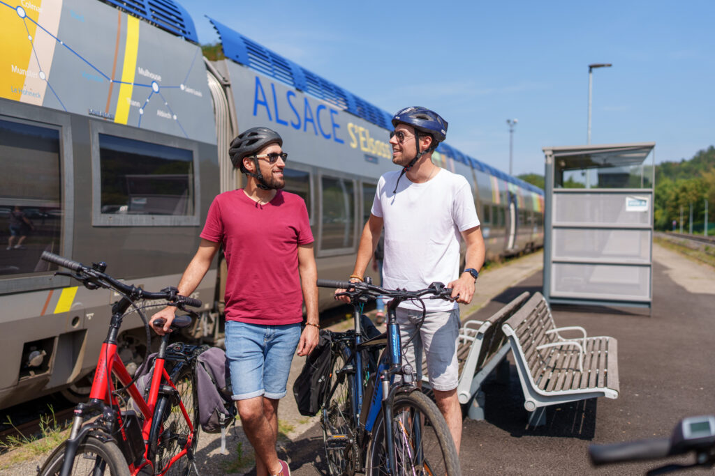 Cyclistes sur le quai de gare