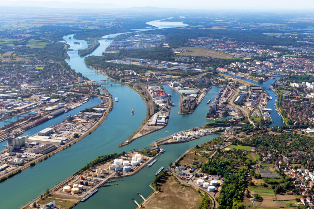 vue aérienne d'un port industriel sur le Rhin