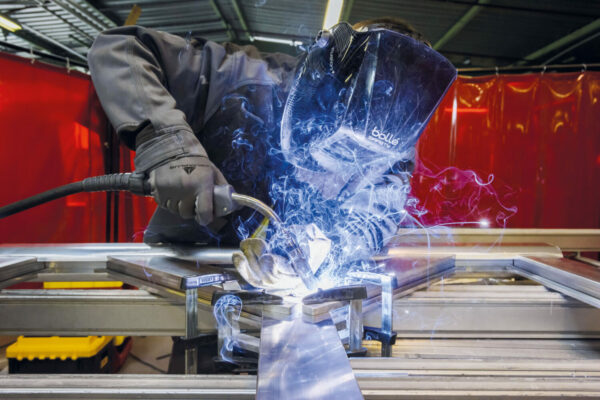 soudeur industriel en plein travail title=