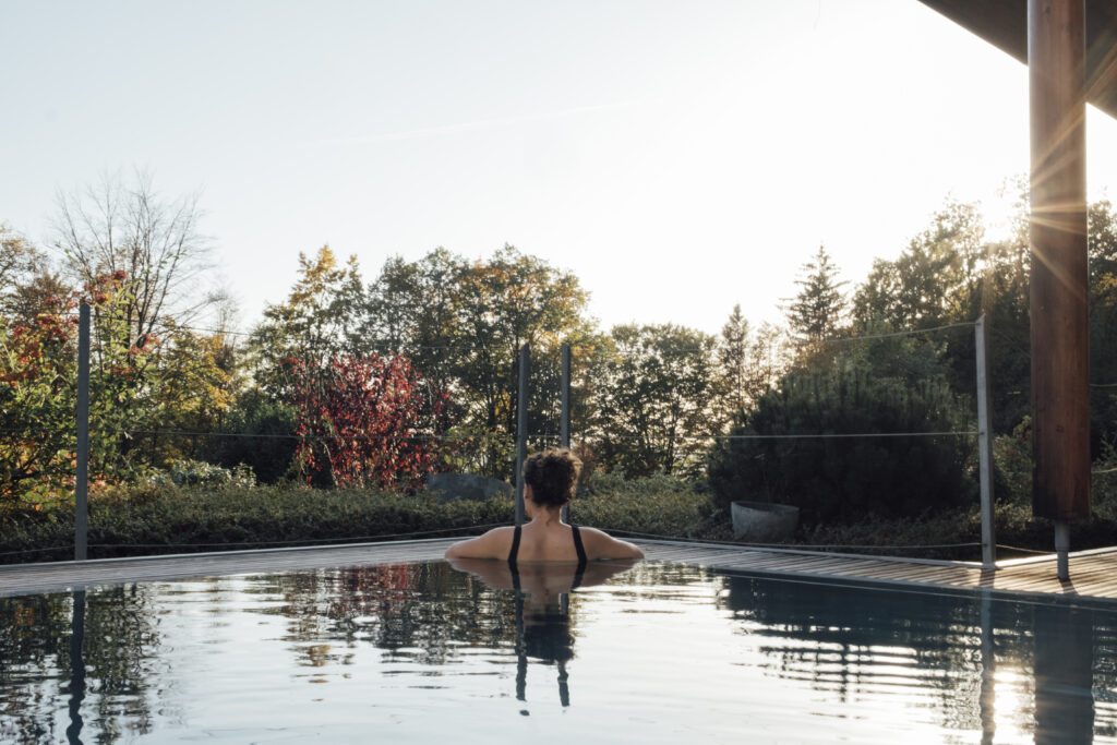 femme en détente dans une piscine en plein air