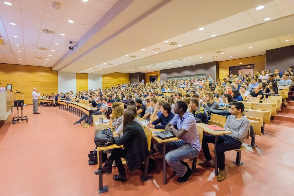 étudiants dans un amphithéâtre