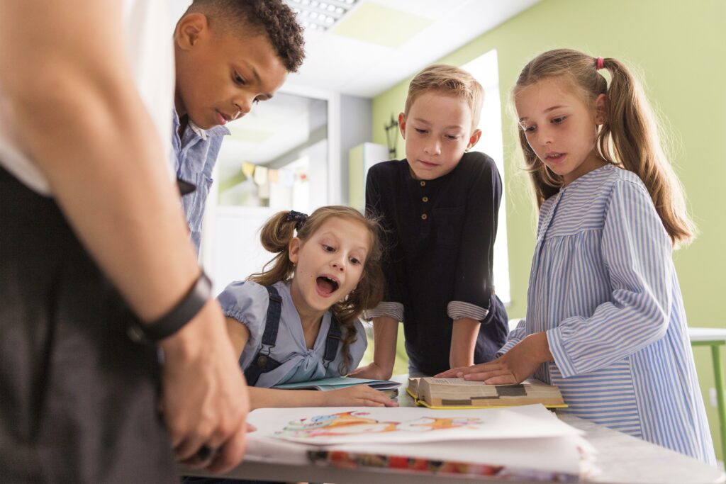 Enfants curieux et émerveillés de leur cours