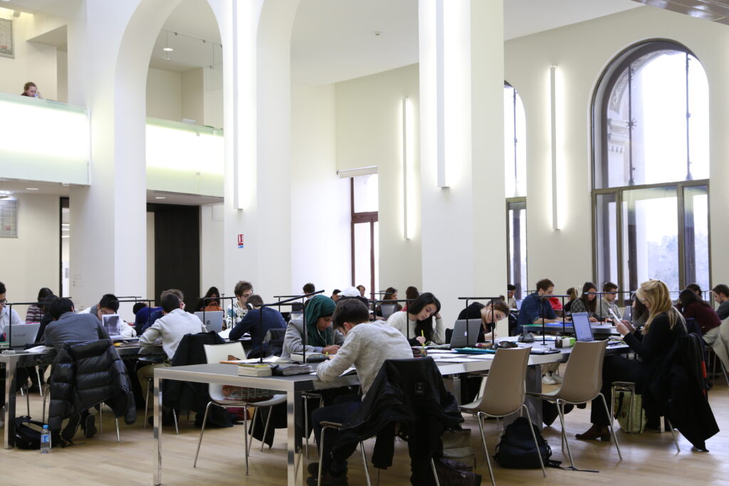 étudiants en train de travailler dans une bibliothèque