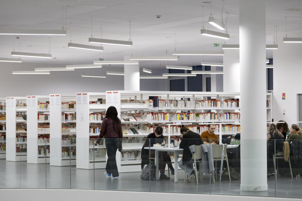 étudiants en train de travailler dans une bibliothèque