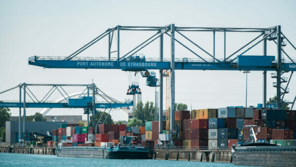quai de chargement de conteneurs du groupe Ports de Strasbourg title=